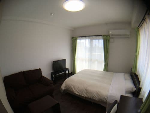 Ｍｒ．ＫＩＮＪＯ　ＶＩＯＬＥＴＴＥ空港前 2