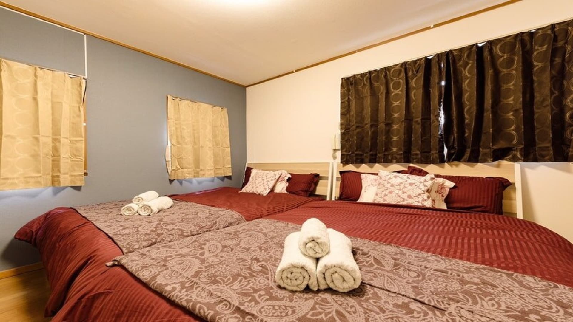 戸建て貸し切り！無料駐車場付き！難波・道頓堀まで１駅！地下鉄まで２分！ＵＳＪまで１５分／民泊