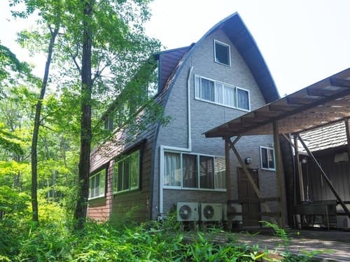 森の中に佇むバンガロー／民泊