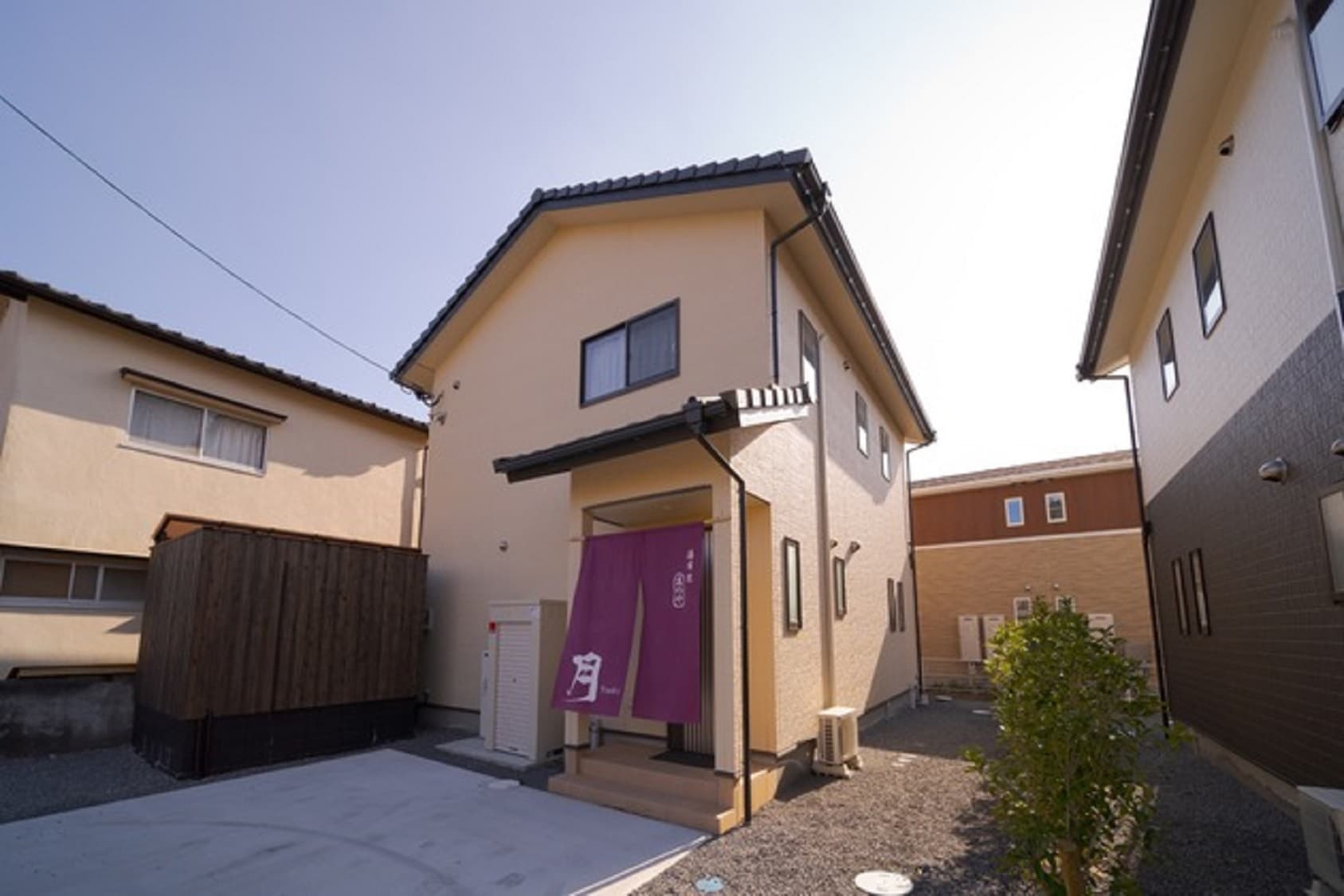 高のや　月　＾