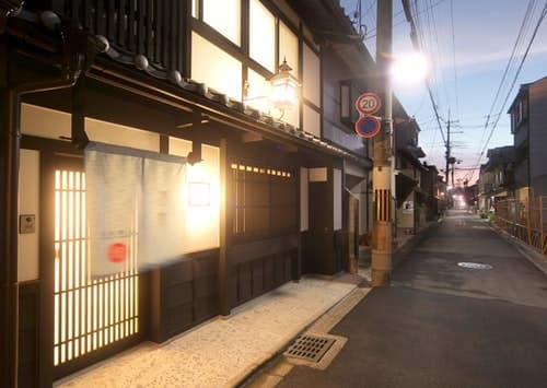 京都駅徒歩１０分、ちょっとオシャレな京町家、隣の季楽庵北と合わせて最大１８名までお泊り頂けます。　＾