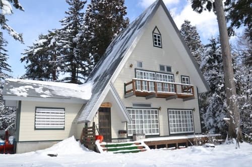 三角屋根の山小屋のようなかわいい一棟貸しのお宿　＾