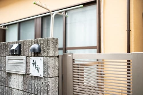 閑静な住宅街にある落ち着いた中にある建物です／民泊