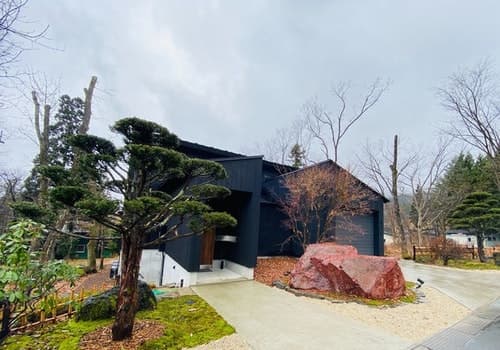 白馬和田野　和モーダンの別荘、大型４ＬＤＫ貸別荘１０　名　＾