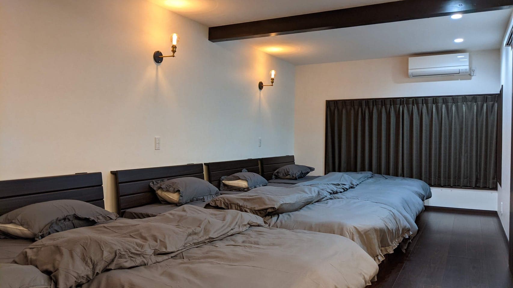 静かな和モダン民家　一棟貸し　屋根付き駐車場完備です　＾