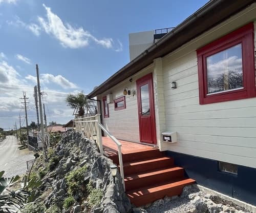 今注目の車で行ける離島「瀬底島」にある かわいいログハウス!ちむlaniです! ^