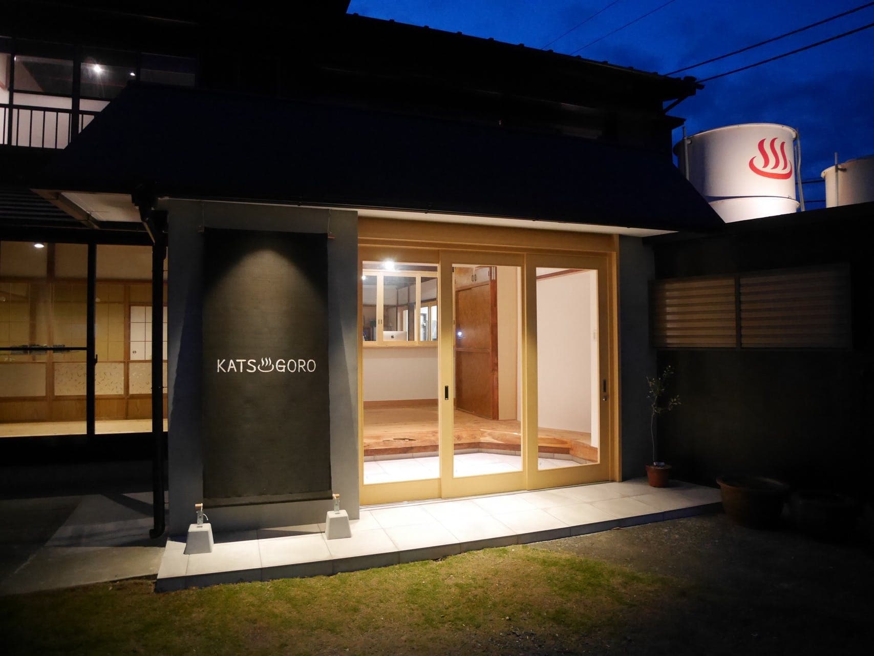 リノベーション温泉民宿「勝五郎」/海まで徒歩3分!(白浜大浜海水浴場)/無料駐車場&シャワー有 ^