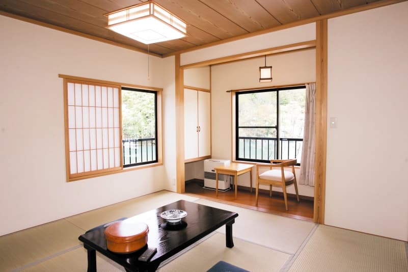 月山志津温泉　湖畔の宿五色亭 2