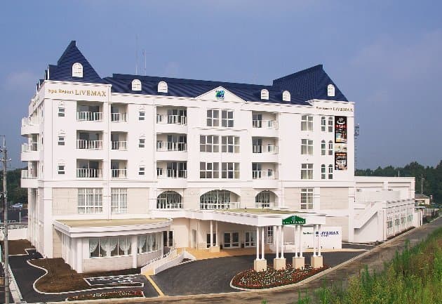 白いお城風建物／民泊