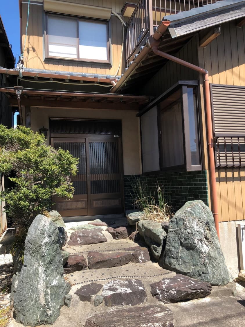 ＪＲ駅から徒歩１０分、近隣に生活利便施設有り、和風２階建。／民泊