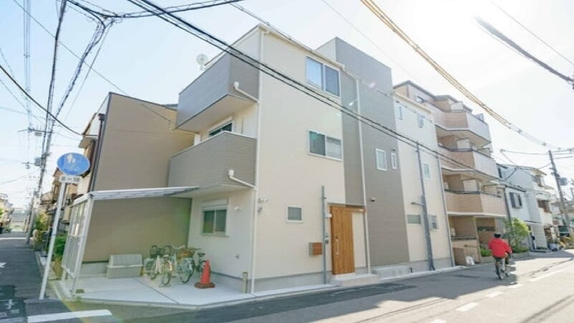 最寄り駅３分／難波１０分／追加料金無／完全個室／空港まで電車１本／コンビニ３０秒／民泊