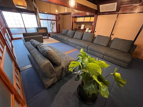 貸切りサウナに貸切り宿！！モダン古民家リビングで薪ストーブを囲んでくつろぎのひととき！　＾