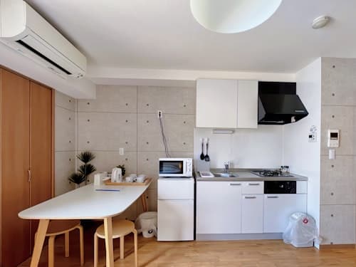 駅から1分/難波/USJに近く/難波、心斎橋、黒門市場へは徒歩で/通天閣徒歩4分/民泊