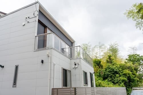 山と海に囲まれた自然豊かな湯河原。ペットと泊まれる1組限定の貸別荘。 ^