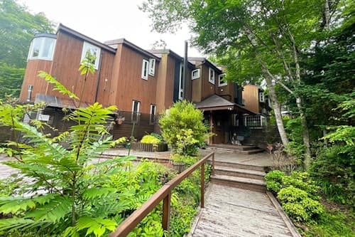 山中湖畔の深い森、遠くに富士山、風の山庄で自然の静寂を楽しむ　＾