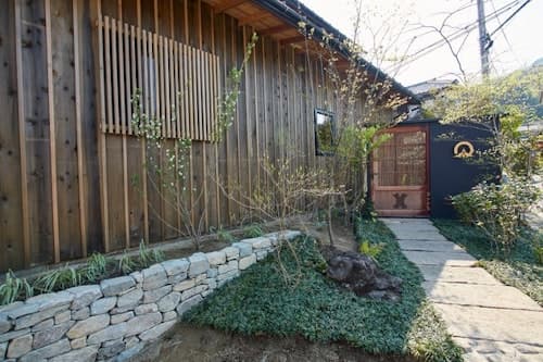 一棟貸切りの宿　岩室久元／民泊