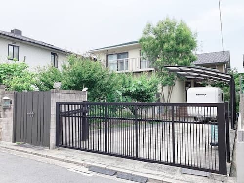 無料駐車場１台分付き、ゲスト１５名宿泊可能、４寝室ベッド８台、１バスルーム／民泊