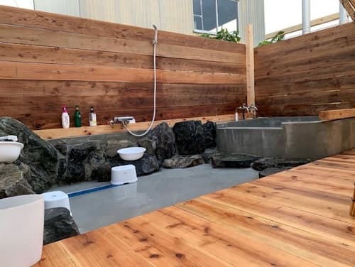 薪を使う、露天風呂、ご飯が出来る、自給自足体験型ゲストハウス／民泊