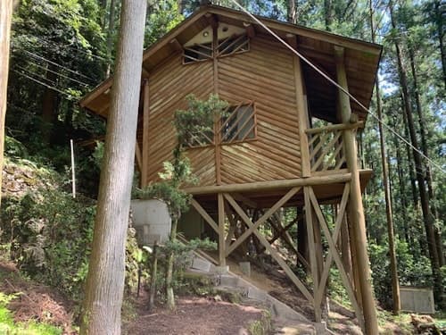 小高い丘の上にある自然豊かなログハウス　＾