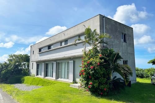 宿の前の海はプライベート感満載で石垣でいちばん珊瑚が綺麗/民泊