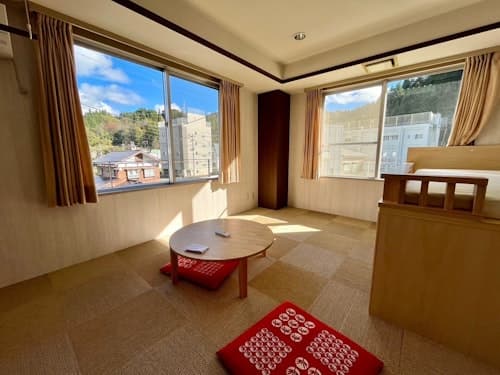 越後湯沢駅（西口）温泉街　徒歩３分の好立地　朝食無料・Ｗｉ－Ｆｉ・中国語対応可　＾