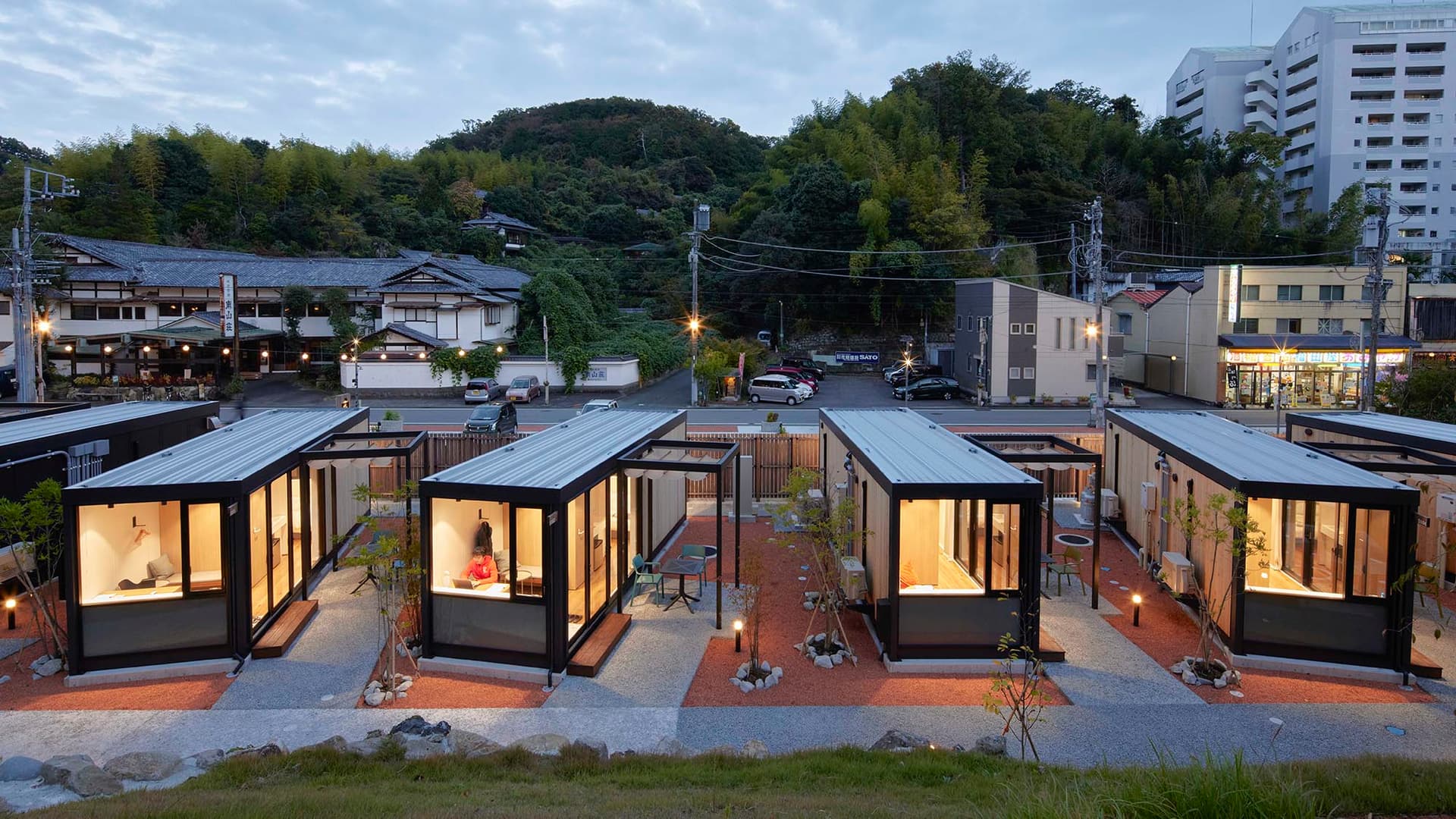 温泉街のコンテナホテル「さかなやステイ」