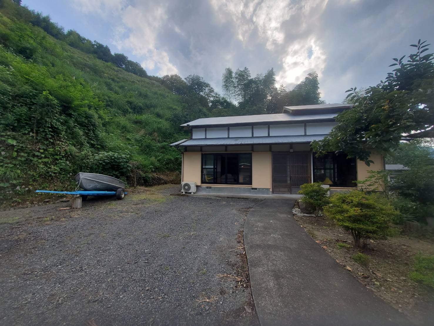 四万十川まで歩いて行ける!まるっと貸し切りの宿「gu」