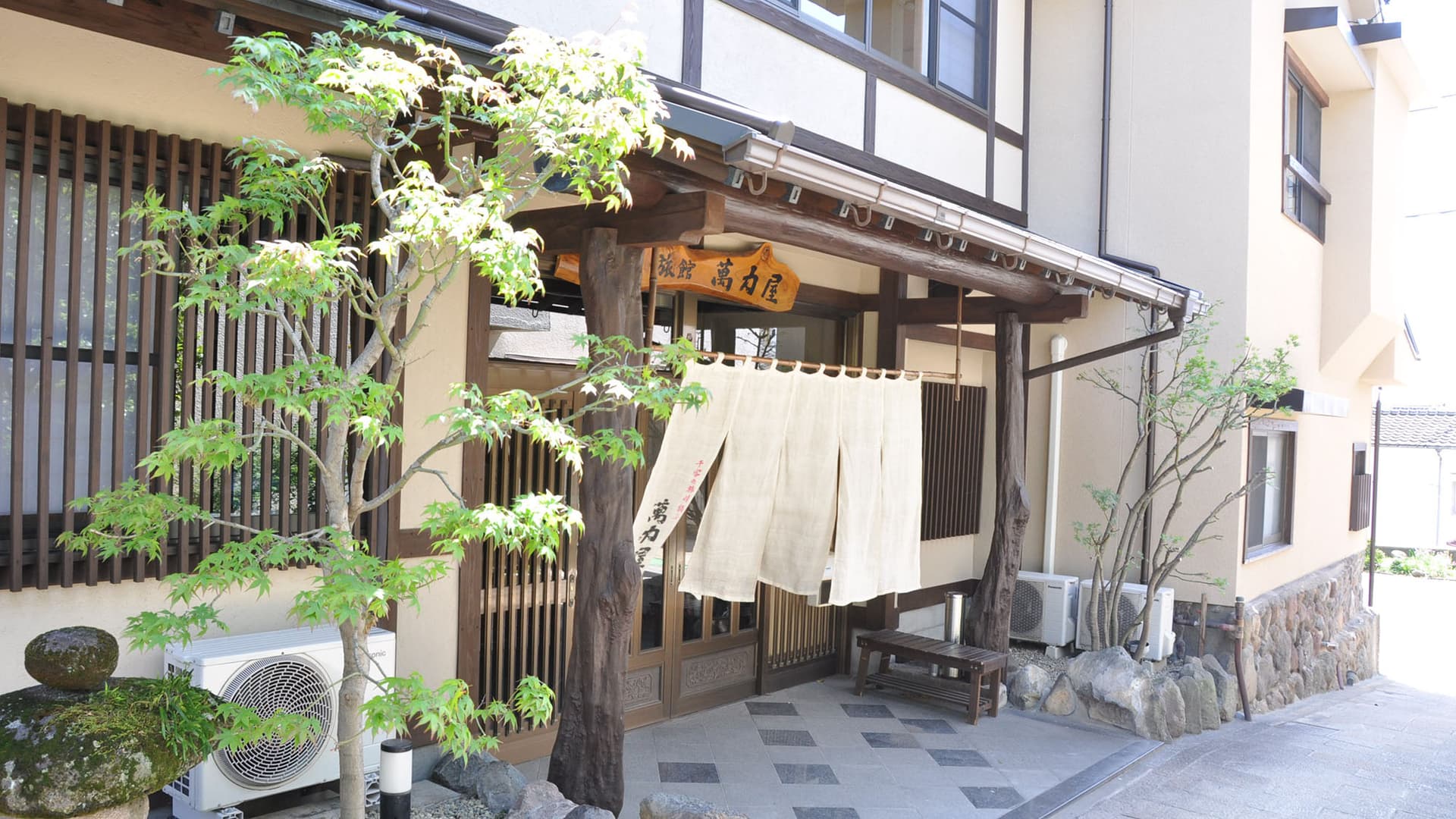 千客の旅情犒ふ　萬力屋