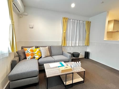 【新築】ペットと泊まれる！無料駐車場付き貸切一軒家（最大８名）ＵＳＪ大阪観光アクセス良好！／民泊