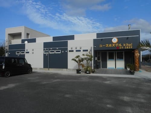 飛行場より歩いて３分、飲食店も近くに多数ありビジネス、観光に適しております　＾