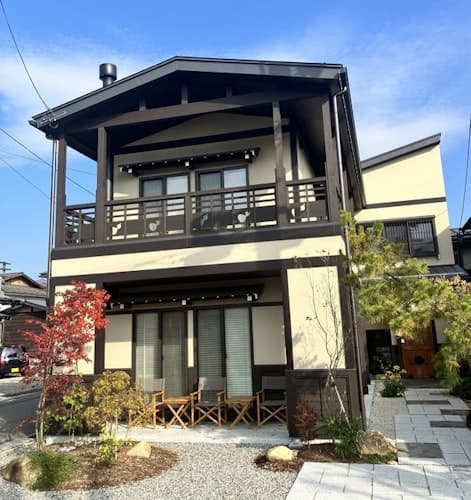 古い街並み　宮川沿いに佇む瀟洒なお家　＾