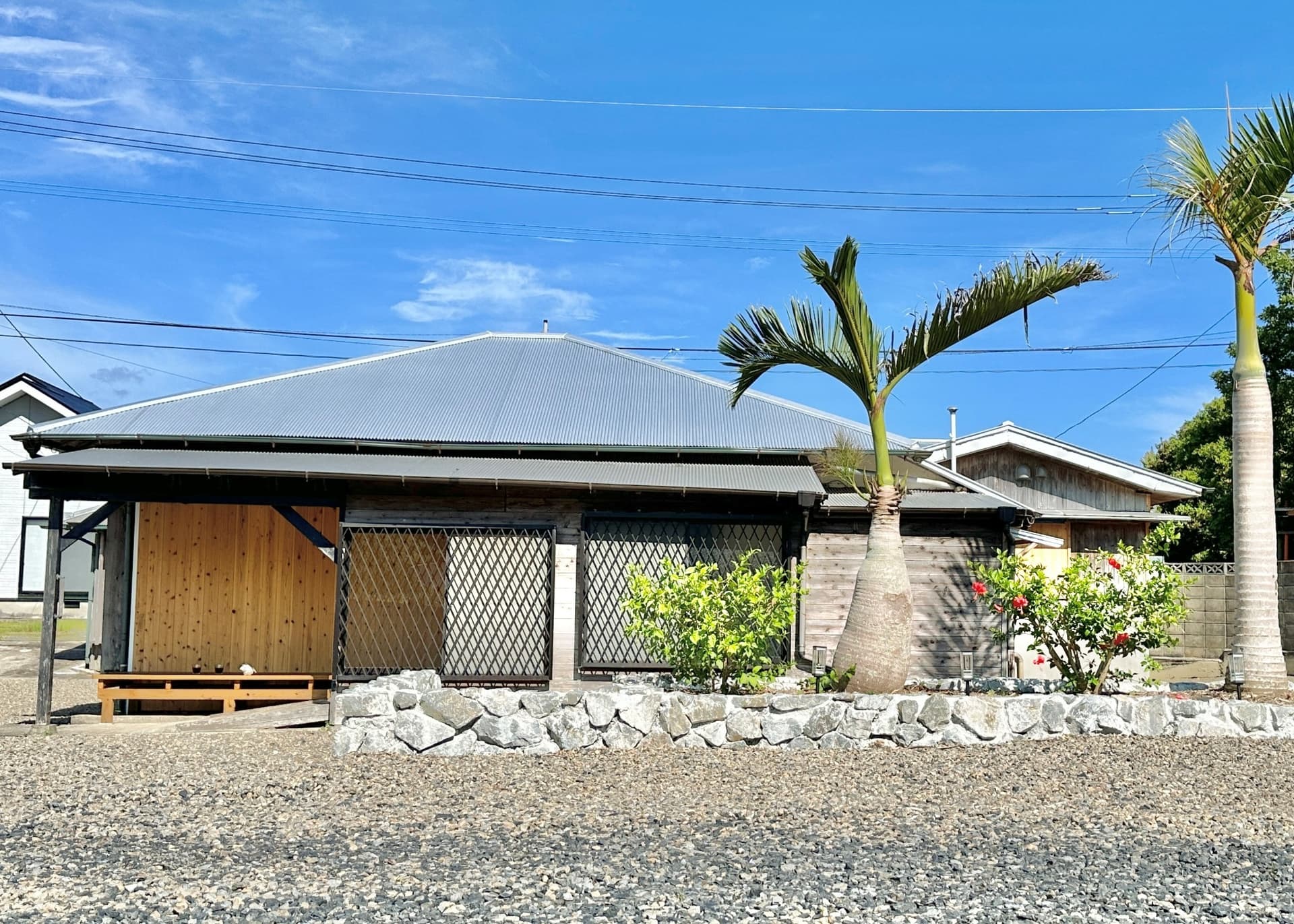 奄美ブルーの打田原ビーチへ徒歩1分|一棟貸し古民家ヴィラ|5名までOK ^