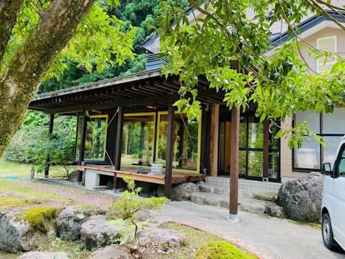 森と水と焚火の宿　＾