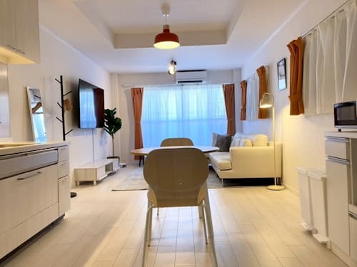 広いリビングと６５インチＴＶ／駐車場付き戸建／最大１２名／　ＣＳ２２／民泊