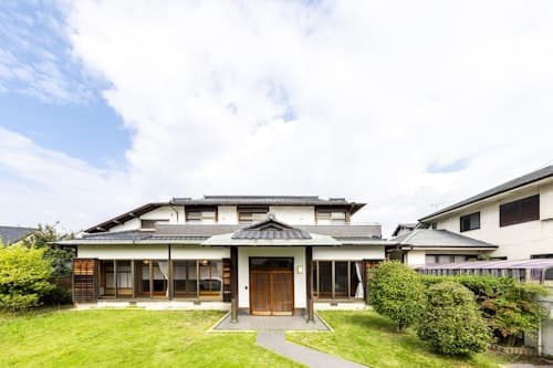 福岡市皿山、広々一軒家をまるごと貸切！最大１２名＆ペットＯＫ！／民泊