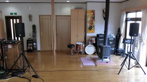 森の中に一軒だけの貸別荘　＾