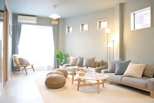 駅近１分！ＵＳＪまで電車で５分の貸切一軒家（最大１３名）無料駐車場付き　ＣＳ３／民泊