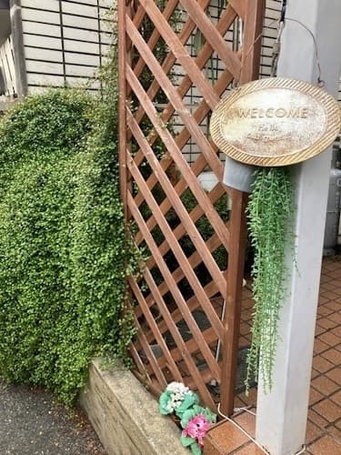 閑静な住宅街にある白い洋風アパート／民泊