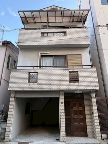 和モダン空間と広々ダイニング！ＵＳＪまで５分／駐車場付き戸建（最大１２名）ＣＳ２５／民泊