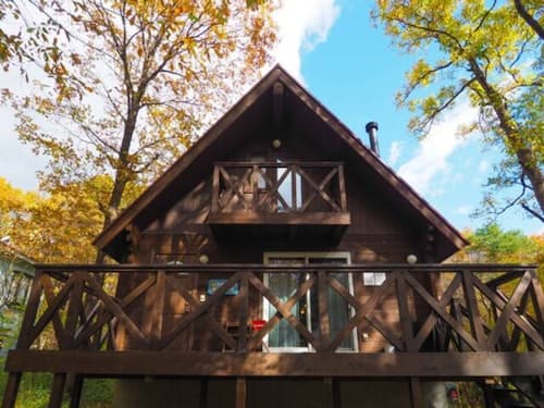 ＨＡＲＵＮＡ　ＬＯＤＧＥ　那須高原のウッドハウス。天窓からの星空、デッキでのＢＢＱ／民泊