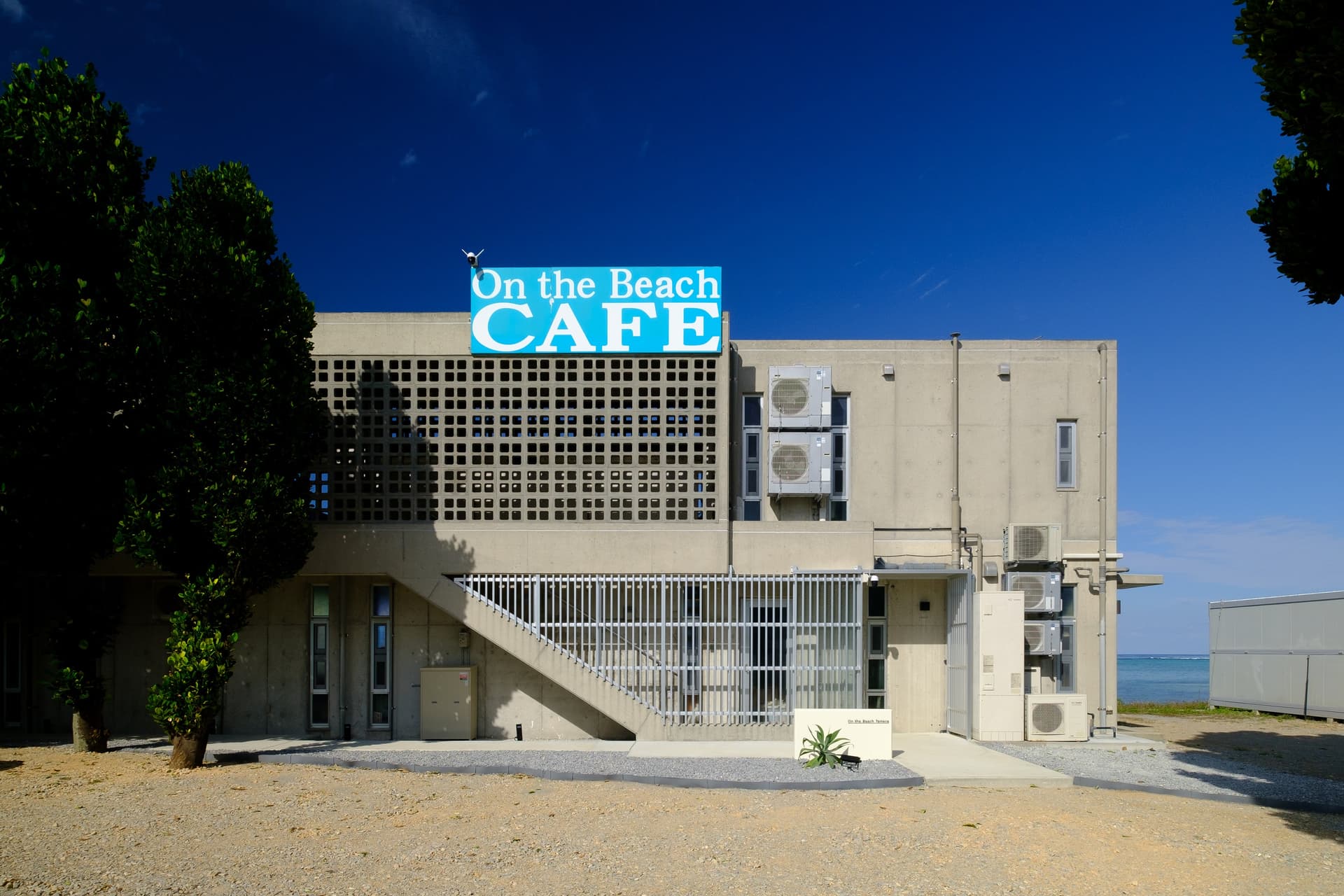 Ｏｎ　Ｔｈｅ　Ｂｅａｃｈ　Ｔｅｒｒａｃｅ