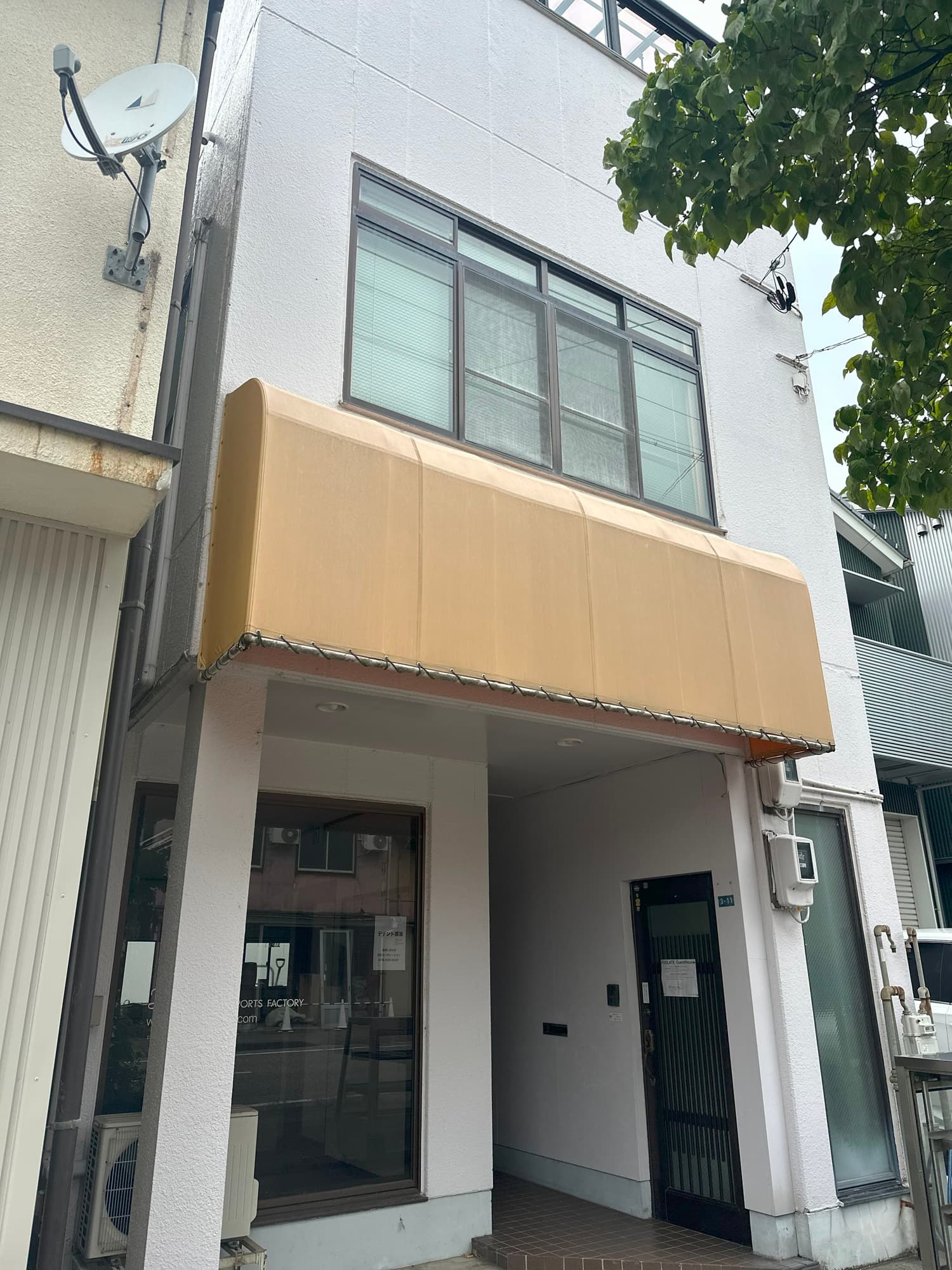 トゥーレイトゲストハウス