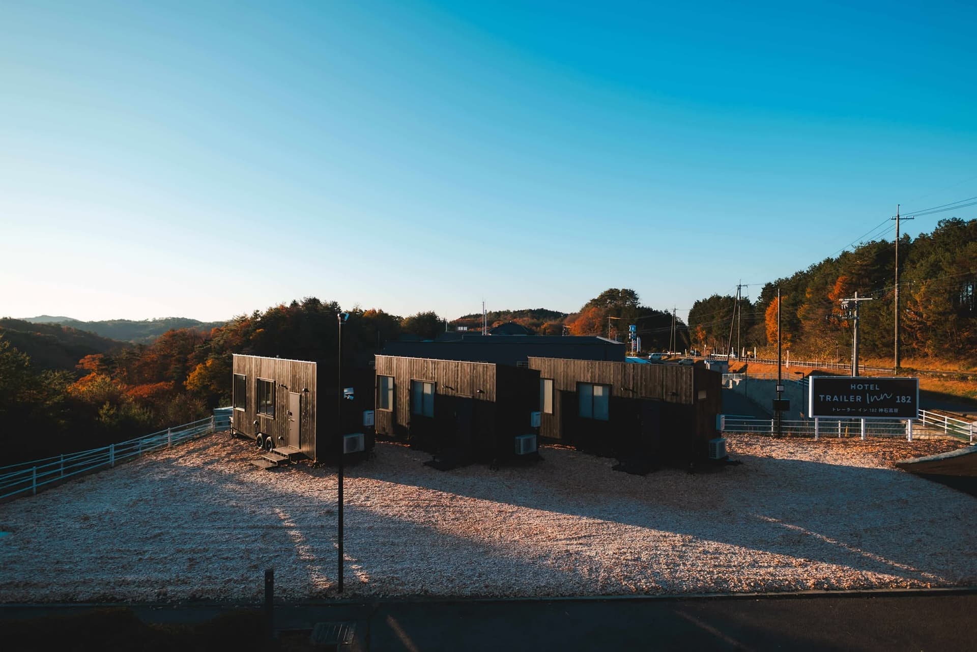 ＴＲＡＩＬＥＲ　ＩＮＮ　１８２