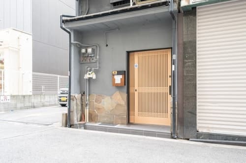 道頓堀徒歩すぐ｜９０平米広々一棟貸し｜家族・グループ最適／民泊