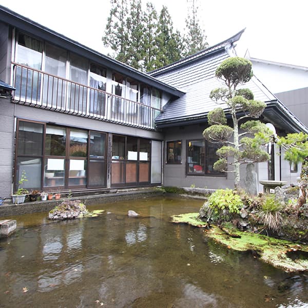 信州の秘境　秋山郷の料理民宿　苗場荘