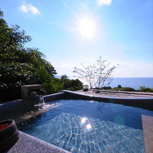 窓に広がる夕日と海　美食を奏で１５０有余年　間人温泉　炭平 2