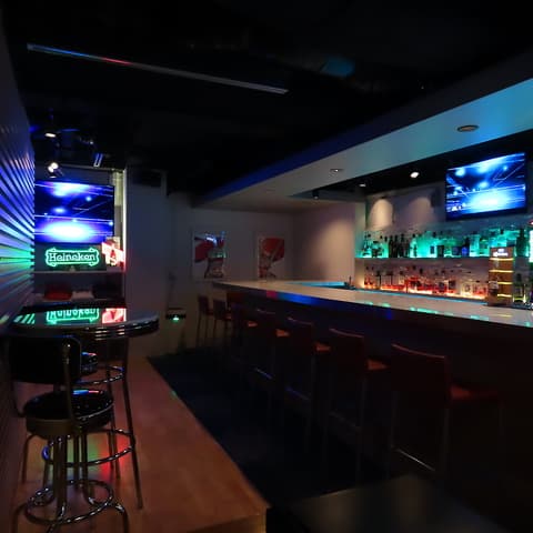 スポーツバー B&W 自由が丘