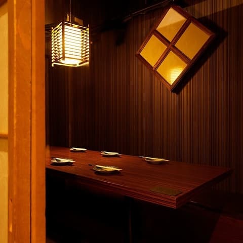 個室で味わう国産牛タンと朝どれ鮮魚 にくと魚 新橋駅前店