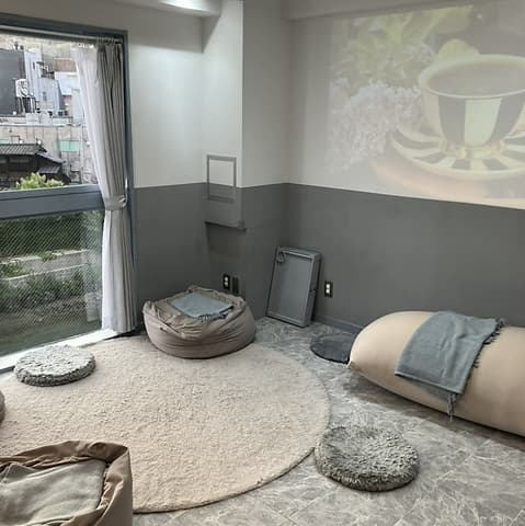 cafe 靴をぬいで、お上がりください。