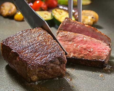 燈のもと、肉と酒と鉄火炉火 tetsubirobi